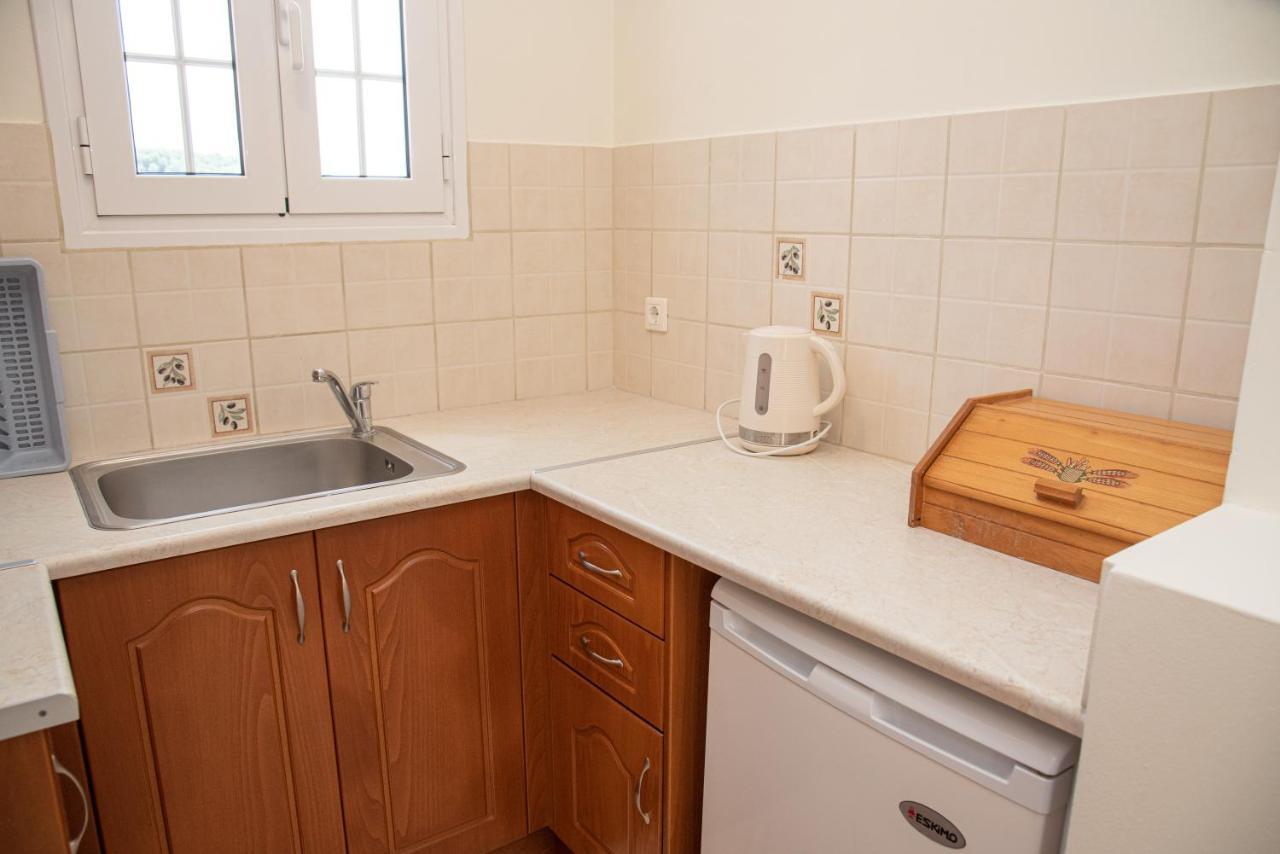 Kapetanios Apartments Agios Stefanos Avliotes  ภายนอก รูปภาพ